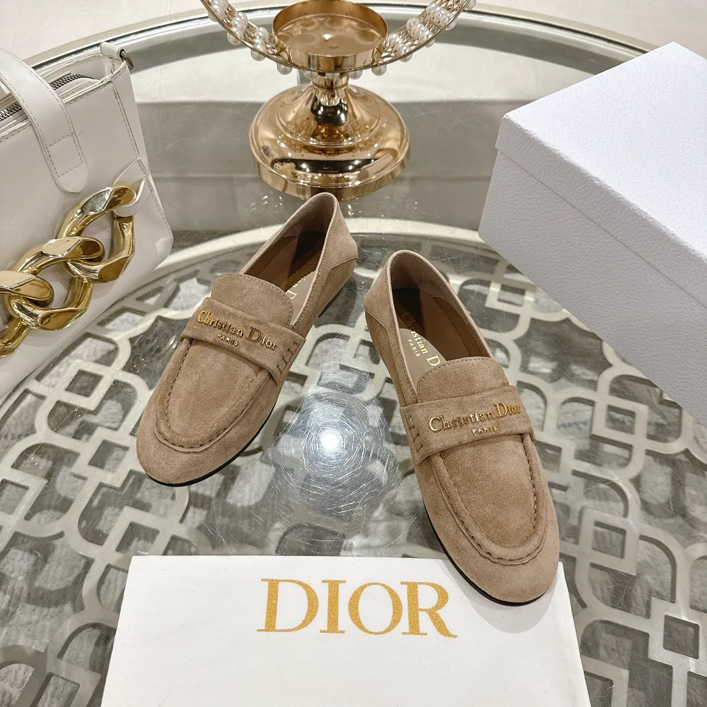 👟👟Ex-factory price 640👟👟 🍸 Dior Dior | 2025 ˢˢD Home 2025 Spring and Summer New Products The latest popular slip-on letter buckle loafers series〰 Original purchase, development and production👍🏻This Dior loafer is carefully made of black glossy cow leather, and the front letter plate is decorated with golden tone Christian Dior Paris logo. Paired with a leather-injected outsole, it adds classic style to any casual look. Upper: original cowhide/cow suede, lining: cowhide, outsole: injection molded leather outsole imported from Italy, heel height: 1cm, size: 35-42 (customized at 40.41.42)